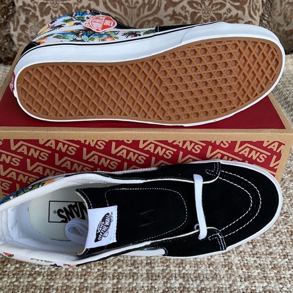 Vans Men’s Sk8-Hi ALOHA Black/True White Sneakers - Picture 4 of 16